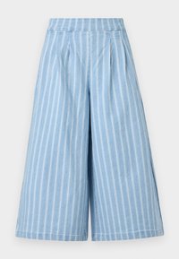 Lys blå vide bukser med hvide lodrette striber, med plisseret front og elastisk talje. Blød denim tekstur.