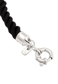 Svart vridet reparmband med silverdetaljer, utrustat med en rund lås och en berlock med en 925-stämpel som visar att det är sterlingsilver.