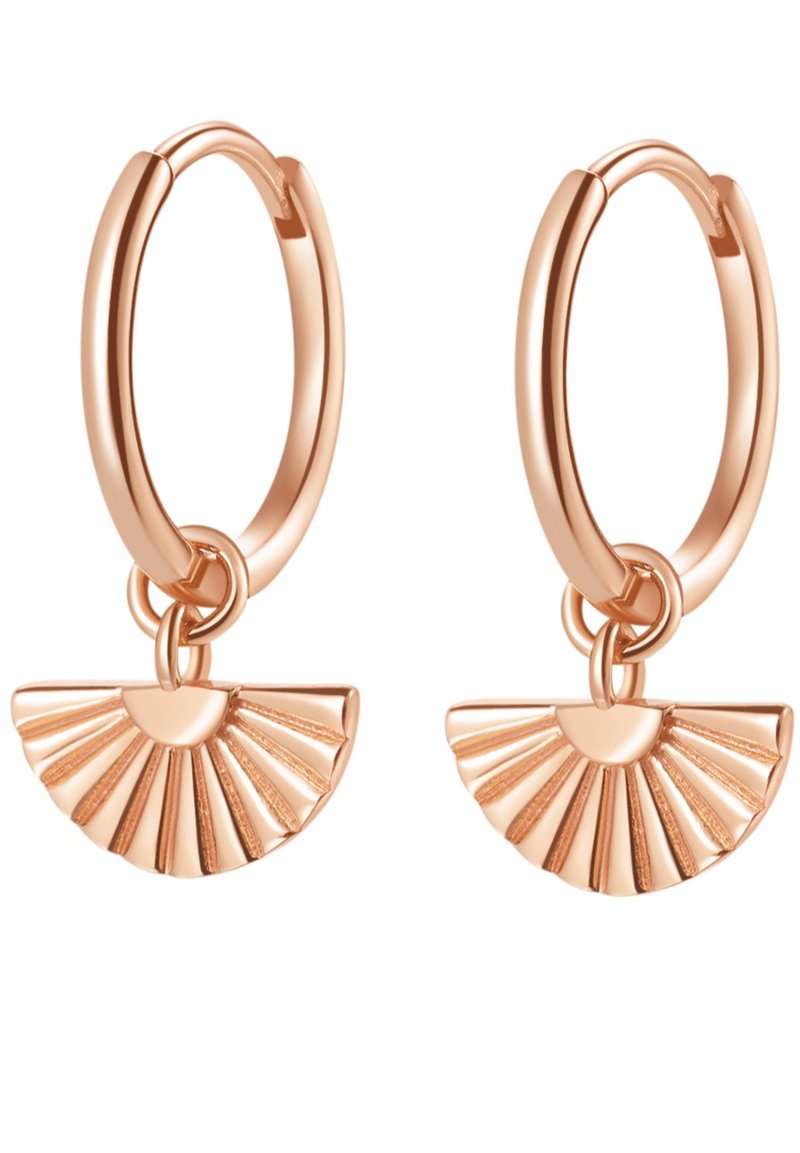 Boucles d'oreilles en or rose avec une pendante en forme de éventail présentant des détails rainurés et une finition polie. Design compact et léger.