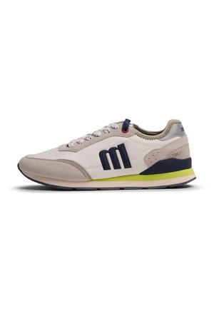 Sneaker beige e bianca con logo nero "m", accento verde sulla suola intermedia, dettagli in camoscio e design con lacci su sfondo bianco.