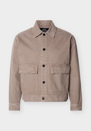 Veste décontractée beige avec fermeture boutonnée à l'avant, deux grandes poches à rabat, manches longues et col pointu, étiquette Mads Nørgaard.