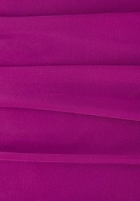 Fuchsia paarse stof met een gladde textuur, voorzien van horizontale plooien die een gelaagd uiterlijk creëren.