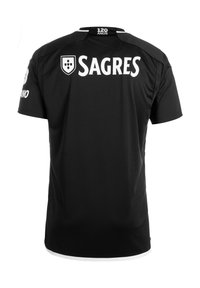 Czarna sportowa koszulka z krótkim rękawem. Posiada białe logo "SAGRES" oraz znak na plecach, z tekstem "120 ANOS" powyżej. Gładka tekstura materiału.