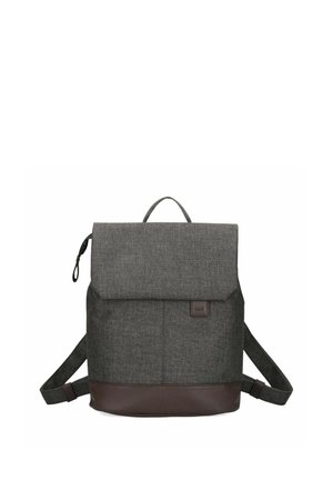 Zaino quadrato in tessuto grigio scuro con patta superiore, manico piccolo, spallacci regolabili e pannello inferiore marrone scuro.