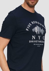 s.Oliver MIT FLAMMSTRUKTUR - T-shirt print - navy