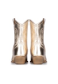 Botines metálicos dorados con punta afilada, bordado decorativo en los laterales y un tacón de madera bajo. Cierre en la parte trasera.