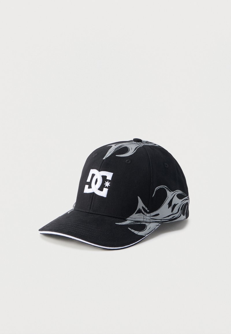 Μαύρο καπέλο με λευκό λογότυπο DC μπροστά και γκρι φλόγες στα πλαϊνά και στο πάνω μέρος, καμπυλωτό γείσο με λευκή επένδυση.