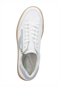 Baskets blanches avec un dessus en cuir lisse, des accents gris, une fermeture éclair sur le côté et une semelle en caoutchouc naturel. Présente des lacets traditionnels et un col rembourré.