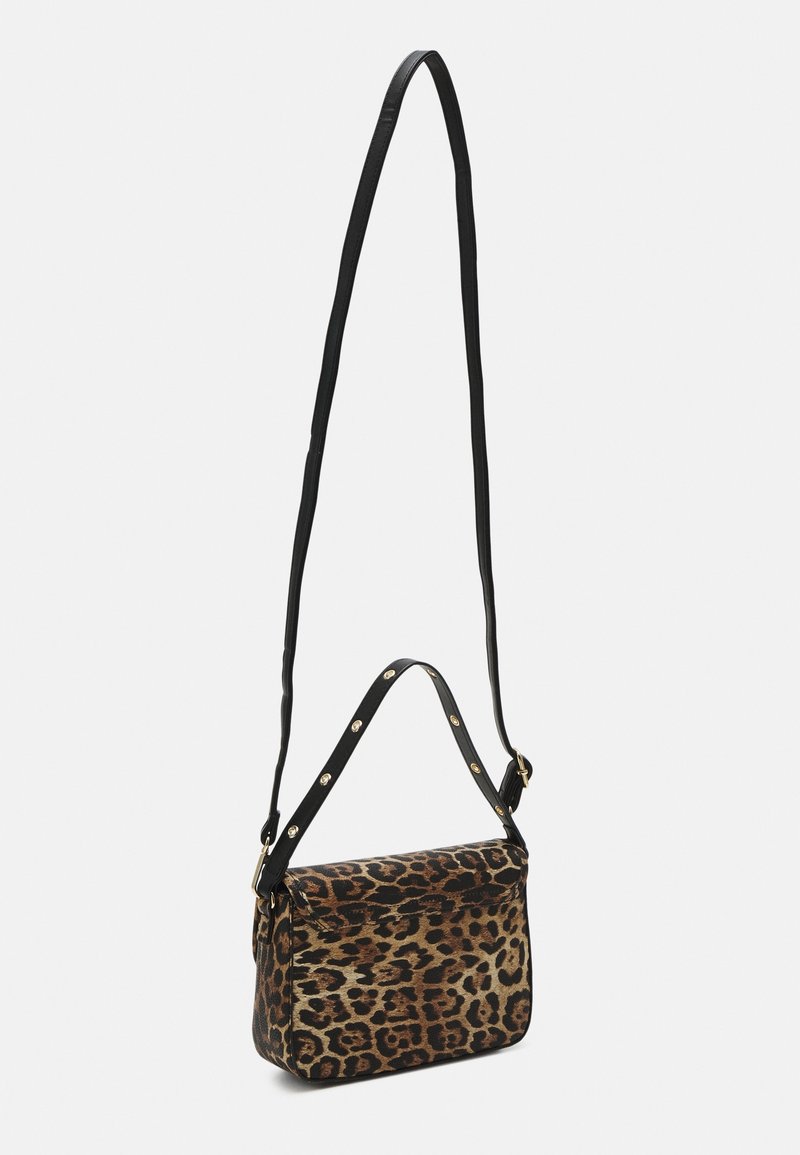 Kompakti suorakulmainen leopardi-kuvioinen olkalaukku, jossa on säädettävä musta hihna ja lyhyempi niittikahva valkoista taustaa vasten.