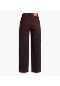 Jeans de mezclilla de color rojo oscuro con cintura alta, piernas anchas, dobladillo deshilachado y dos bolsillos traseros. Cuenta con una etiqueta de marca de cuero en la cinturilla.