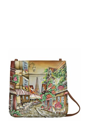 Leder-Crossbody-Tasche mit einer bunten Pariser Straßenszene, die Blumen, Cafétische und den Eiffelturm im Hintergrund zeigt.