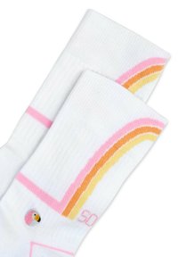 Weiße Baumwollsocken mit einem rosa und gelben Regenbogenmuster, einem kleinen Vogeldesign und rosa Streifen in der Nähe der Bündchen.