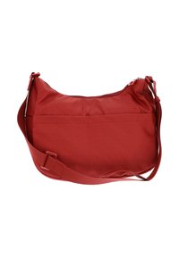 Sac à épaule en tissu rouge avec une surface texturée, une bandoulière réglable, une fermeture éclair sur le dessus et une poche plate au dos.