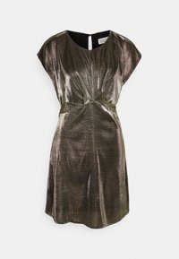 Skinande olivgrön klänning med korta ärmar, figursydd midja, plisserad detalj och en nyckelhålsöppning på ryggen. Slät textur med subtil lyster.