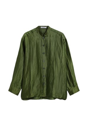 Chemise boutonnée manches longues vert olive brillant avec col montant et texture plissée, présentée à plat sur fond blanc.