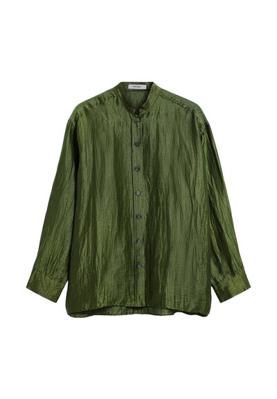 Chemise boutonnée manches longues vert olive brillant avec col montant et texture plissée, présentée à plat sur fond blanc.