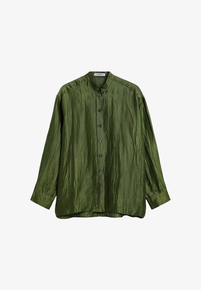 Chemise boutonnée manches longues vert olive brillant avec col montant et texture plissée, présentée à plat sur fond blanc.