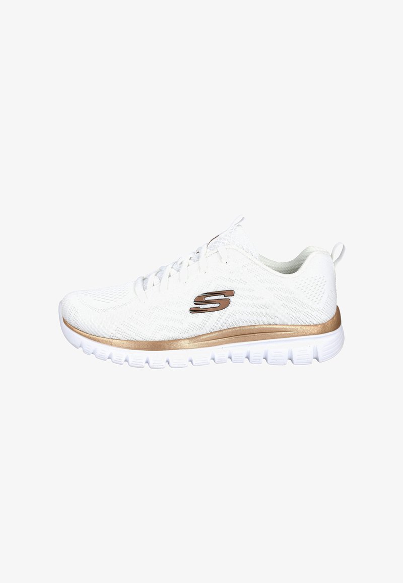 Zapatilla deportiva blanca con parte superior de malla, entresuela dorada metálica, suela blanca y un logo metálico de "S" en el lateral.