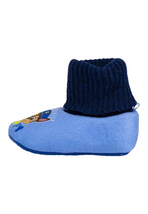 Blauer Slipper aus einem weichen, strukturierten Stoff, mit einem gerippten, marineblauen Sockenbund und einem Emblem-Design an der Vorderseite. Abgerundete Zehenform.