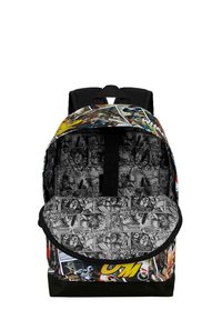 Czarny plecak z tkaniny, wyposażony w komiksowy motyw z kolorowymi grafikami postaci; wnętrze zdobią czarno-białe wzory na komiksowych paskach.