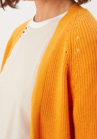 s.Oliver Chaqueta de punto - apricot