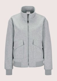 Lichtgrijze jas met rits, hoge kraag, twee voorflapzakken en geribde boorden en zoom.