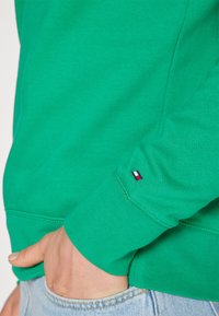 Tommy Hilfiger LOGO - Sportinis megztinis - olympic green
