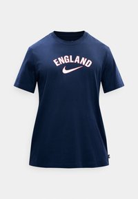 Μπλε ναυτικού κοντομάνικο T-shirt με το κείμενο "ENGLAND" και λευκό λογότυπο Nike Swoosh στο κέντρο του στήθους.