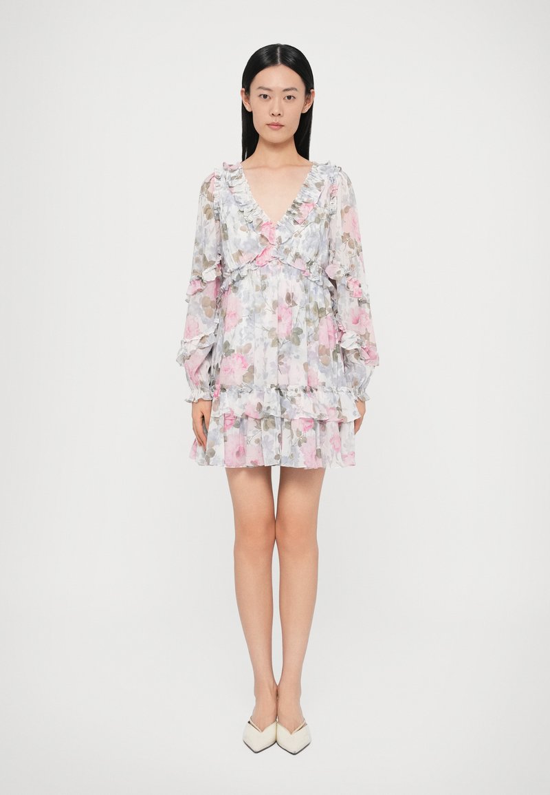 Rochie florală în gri deschis, cu modele roz și verzi. Are guler și mâneci cu volane, fustă cu volane și corset croit.