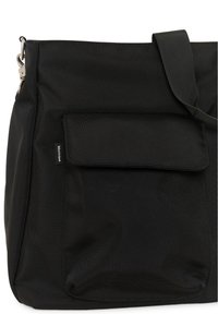 Sac à bandoulière en tissu noir avec une poche à rabat à l'avant et une courte sangle attachée à un anneau métallique argenté sur le côté gauche.