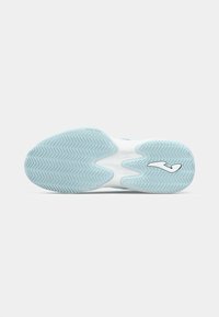 Világoskék és fehér sneaker talp, zig-zag mintázattal és fehér logóval az orrán, sima fehér háttér előtt bemutatva.