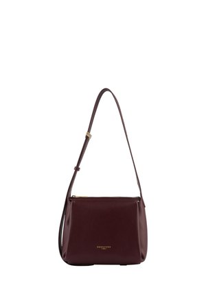 Sac à bandoulière en cuir marron foncé avec sangle réglable et fermeture éclair dorée, avec petit nom de marque embossé en or sur le devant.