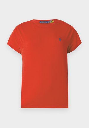 T-shirt de algodão vermelho com gola redonda, mangas curtas e pequeno logótipo azul bordado no lado esquerdo do peito. Textura suave, ajuste casual.