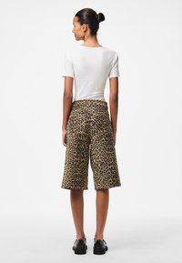 Pieces PCSALUME WIDE - Denimové šortky - white pepper