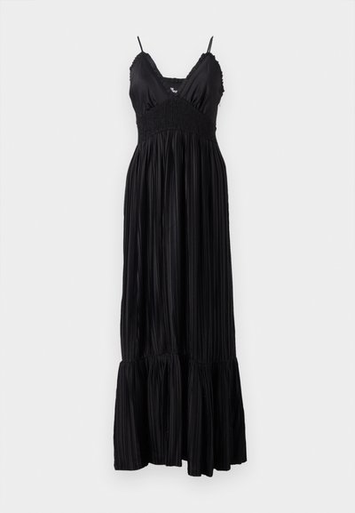 Czarna maxi sukienka z regulowanymi ramiączkami, z marszczonym stanikiem i plisowanym materiałem, wykończona falbaną u dołu.
