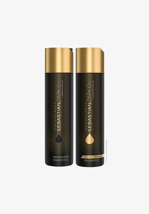 Zwei schwarze Flaschen von Sebastian Dark Oil Shampoo und Conditioner. Goldene Kappen und Etiketten mit einem Tropfendesign und weißem Text.
