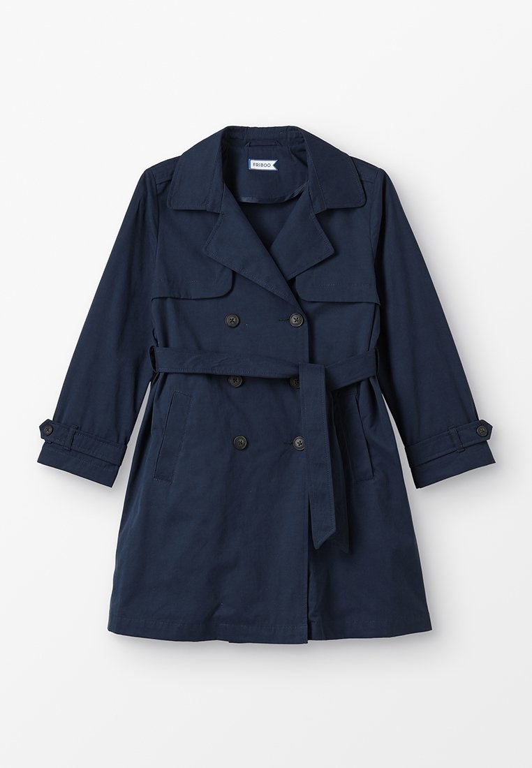 Trench-coat bleu marine croisé avec ceinture à la taille, larges revers, poignets boutonnés et poches latérales.