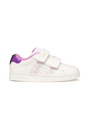 Scarpa da ginnastica bianca per bambini con tallone viola, strisce laterali glitterate e due cinturini in velcro su sfondo bianco semplice.