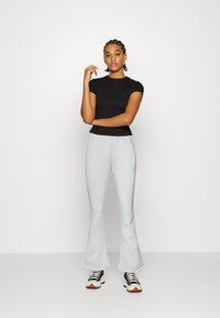 Nike Sportswear TREND - Calças de fato de treino - photon dust
