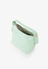 Borsa a tracolla verde menta realizzata in similpelle testurizzata, dotata di un manico singolo e accentuata da dettagli in oro. Forma rettangolare compatta, con chiusura a zip.