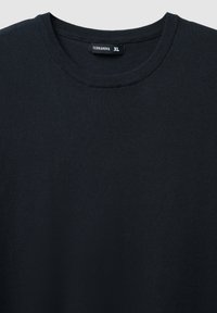 Maglione nero blu scuro realizzato in tessuto testurizzato con scollo rotondo. Presenta un'etichetta con il marchio "Terranova" e la taglia "XL".