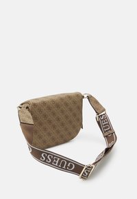 Borsa a spalla marrone con un motivo a monogramma ripetuto, dotata di una tracolla in metallo dorato con dettagli in logo bianco e una finitura testurizzata.