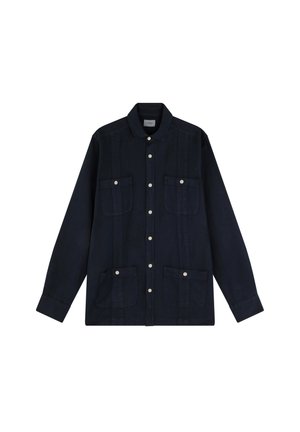 Chaqueta camisa de manga larga color azul marino oscuro con cierre de botones en el frente y cuatro bolsillos con solapa y botón.