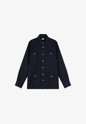 Chaqueta camisa de manga larga color azul marino oscuro con cierre de botones en el frente y cuatro bolsillos con solapa y botón.