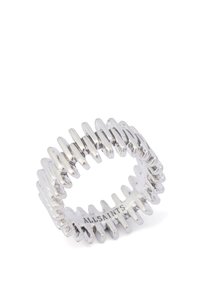 Silver ring med en texturerad, segmenterad design med växlande upphöjda och plana sektioner, vilket skapar en distinkt form. Graverad logotyp synlig.