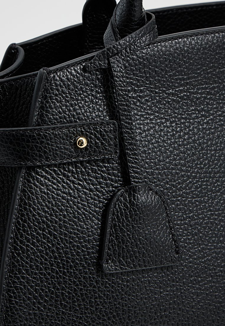 Czarna skórzana torebka o teksturowanym wykończeniu, z górnymi uchwytami i złotym akcentem metalowym. Posiada małą metkę przymocowaną z boku.