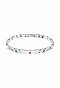 Stålarmband med sammanlänkade länkar, med en slät rektangulär platta och blå accenter på var sida. Graverad emblem i mitten.