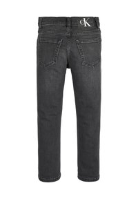 Jeans in denim nero con taglio dritto, dotati di una patch con logo sulla cintura posteriore e tasche standard. Materiale testurizzato, design pulito.