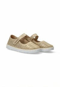 Zapatos perforados de color dorado claro con suela blanca y una correa en el tobillo, colocados sobre un fondo blanco liso.