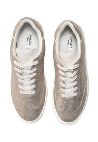 Zapatillas de ante gris claro con cordones y suela media blanca. Presentan un diseño cosido y una etiqueta con el logo en la lengüeta.
